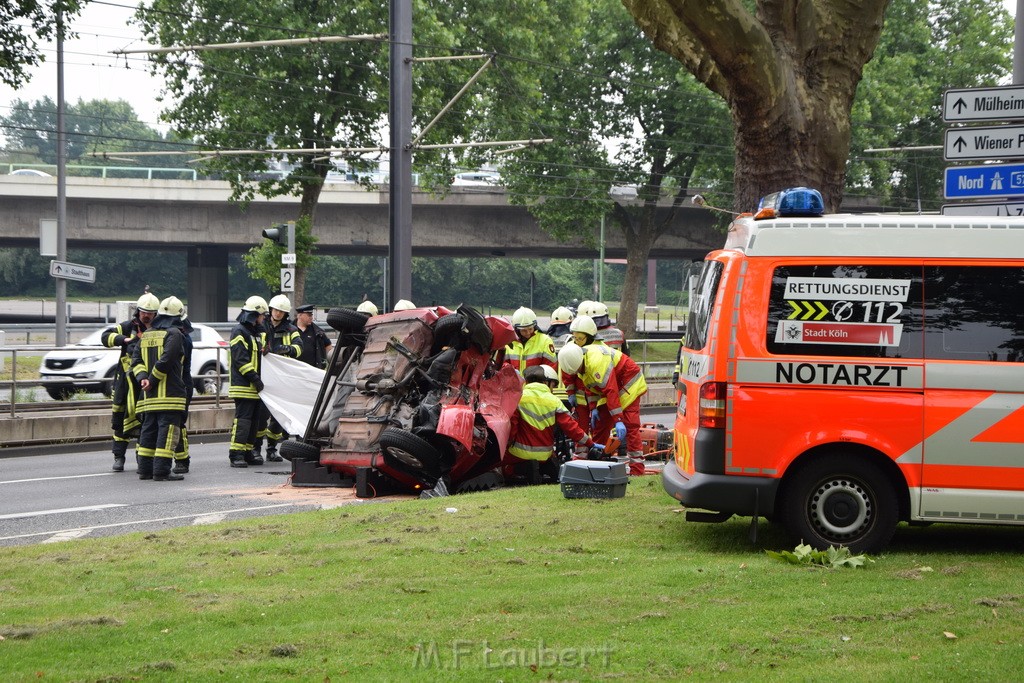 Schwerer VU Pkw Baum Koeln Deutz Messekreisel P034.JPG - Miklos Laubert